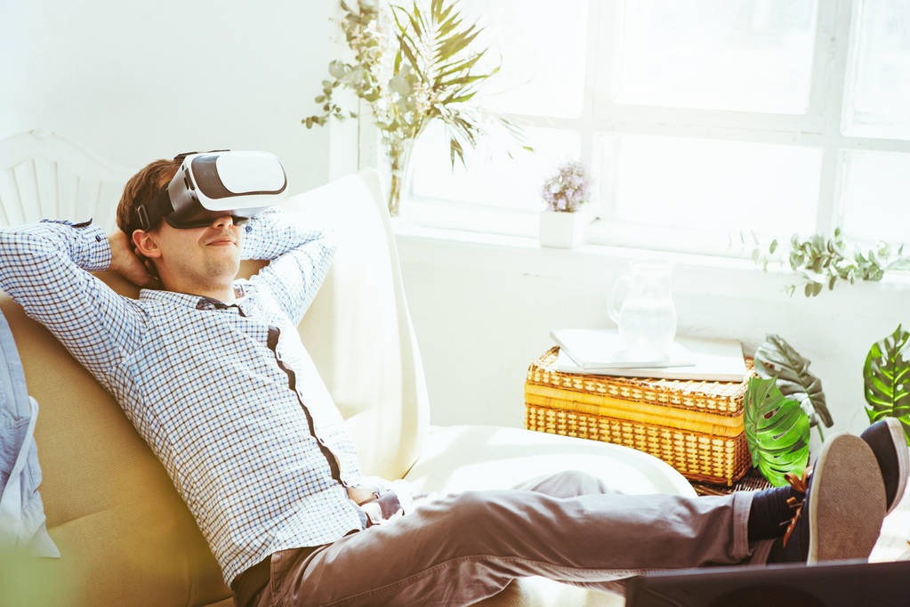 L'uomo con gli occhiali della realtà virtuale. Concetto tecnologico futuro. - Foto, immagini