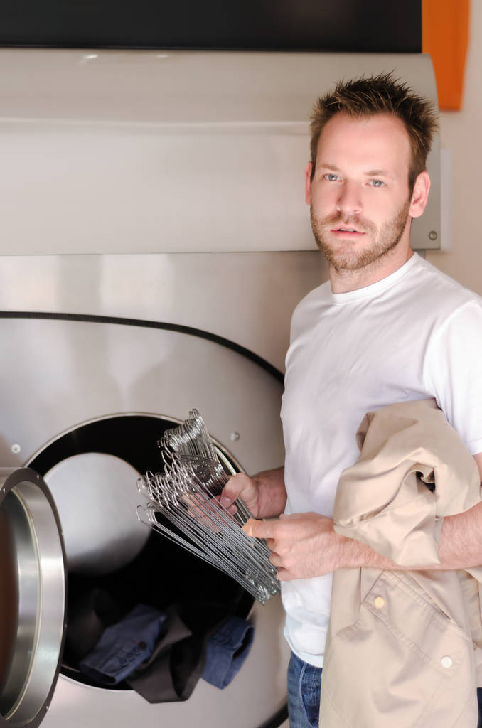 férfi mellett mosógépek - Fotó, kép