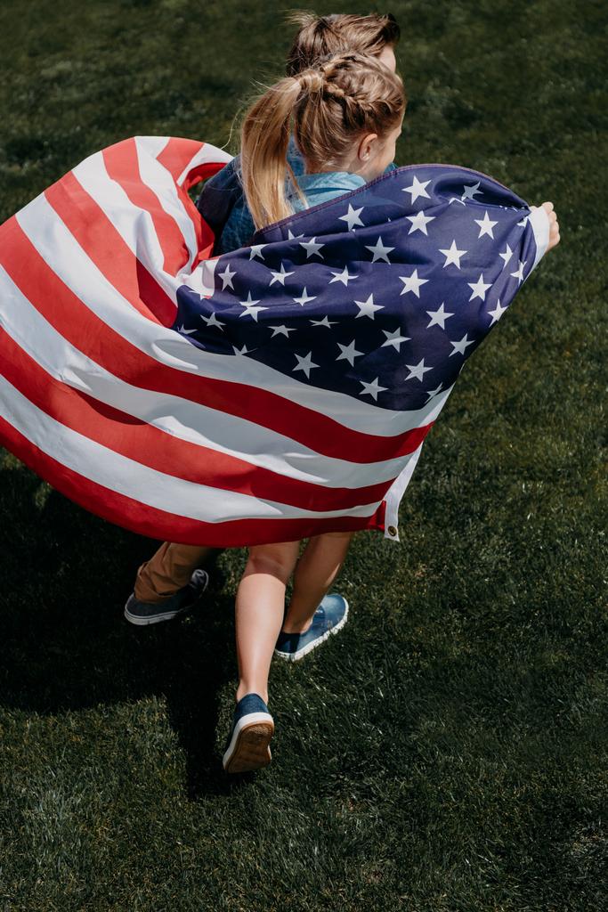 братья и сестры с американским флагом
 - Фото, изображение