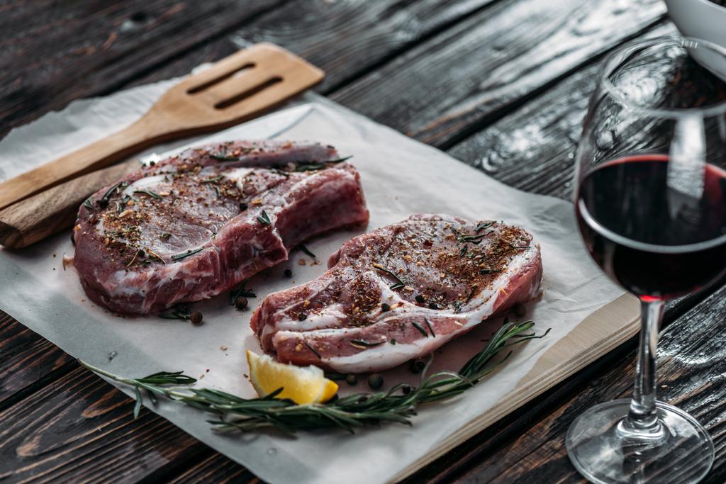 rohe Ribeye-Steaks mit Gewürzen - Foto, Bild