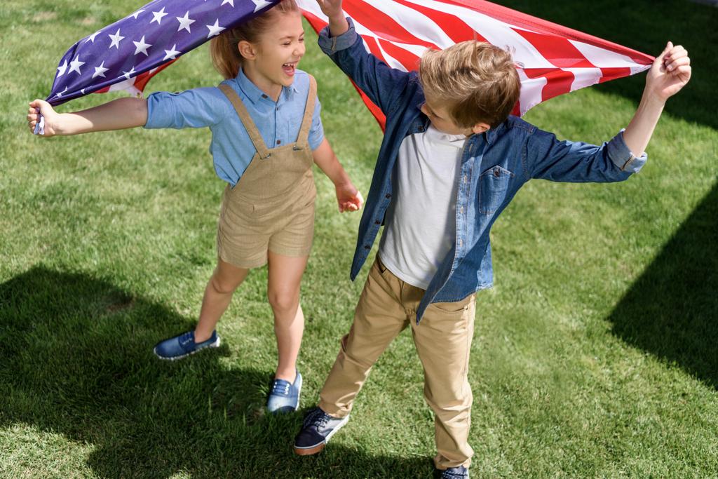 broers en zussen met Amerikaanse vlag - Foto, afbeelding