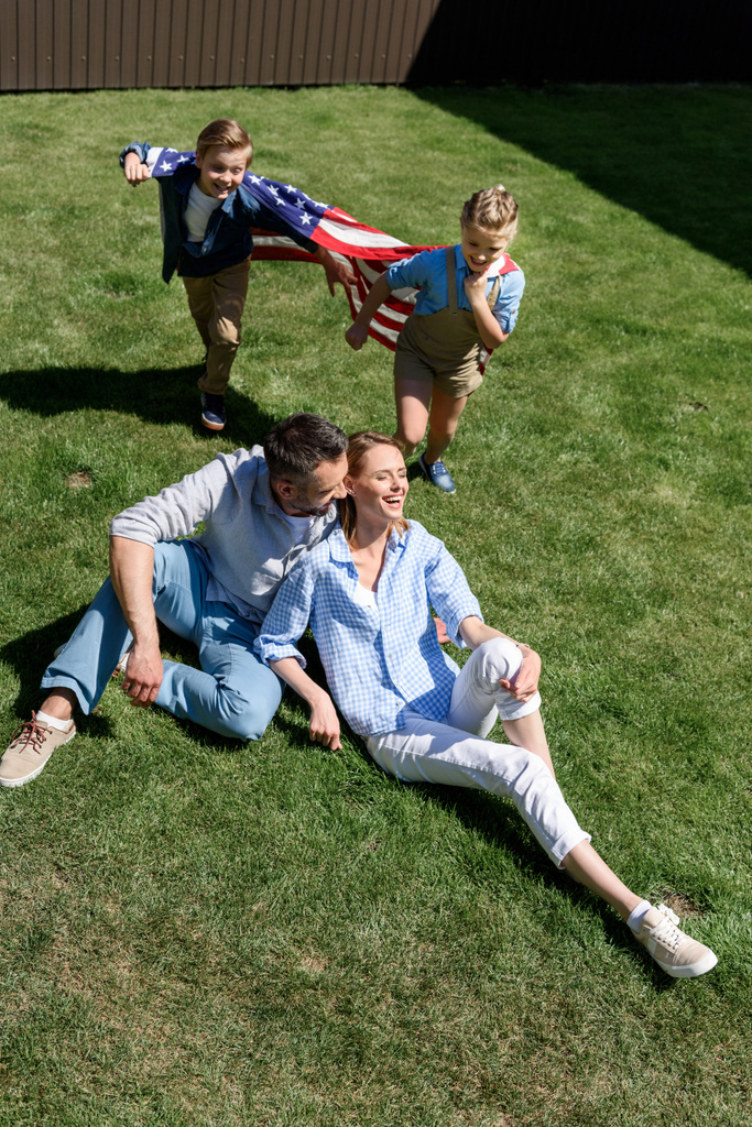 Щаслива родина з американським прапором  - Фото, зображення