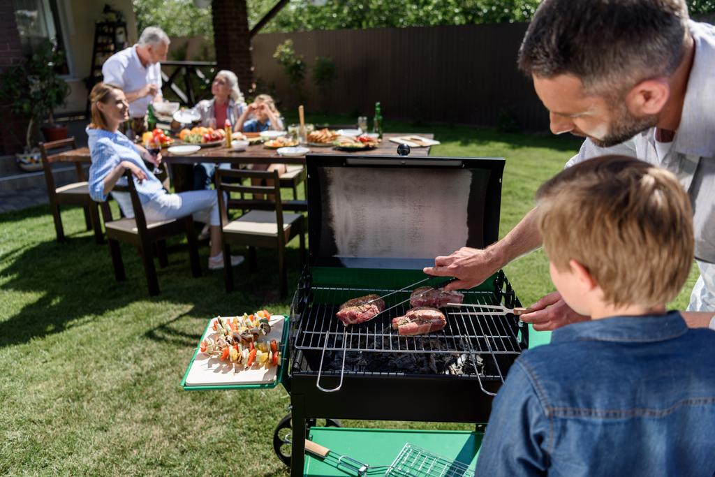 Bonne famille au barbecue
  - Photo, image