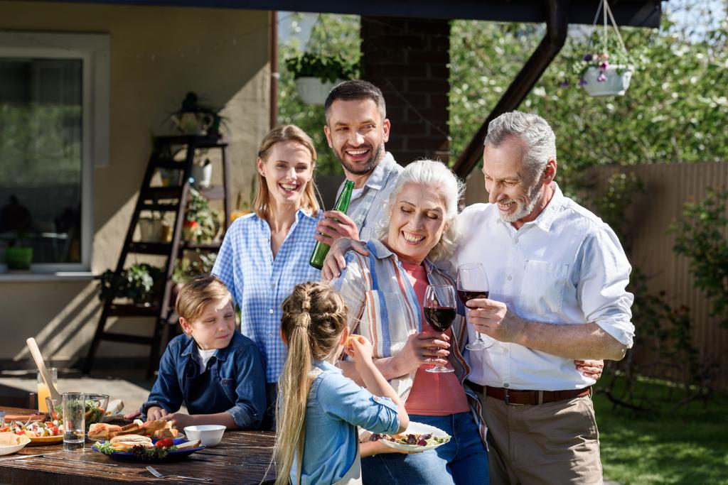 famiglia sorridente facendo picnic sul patio
 - Foto, immagini