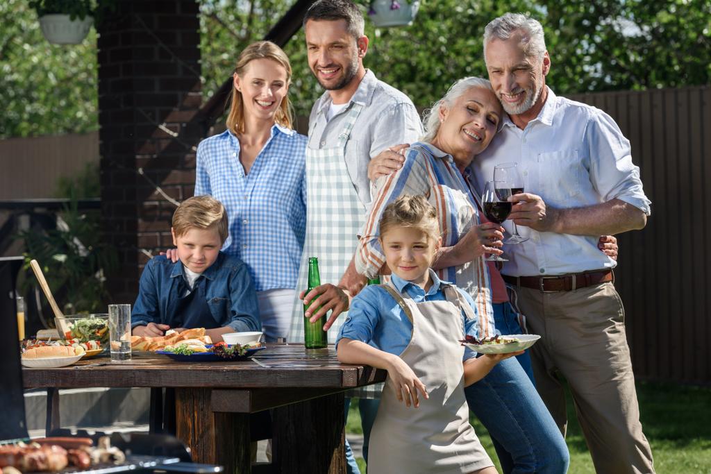 щаслива сім'я має пікнік на патіо
 - Фото, зображення