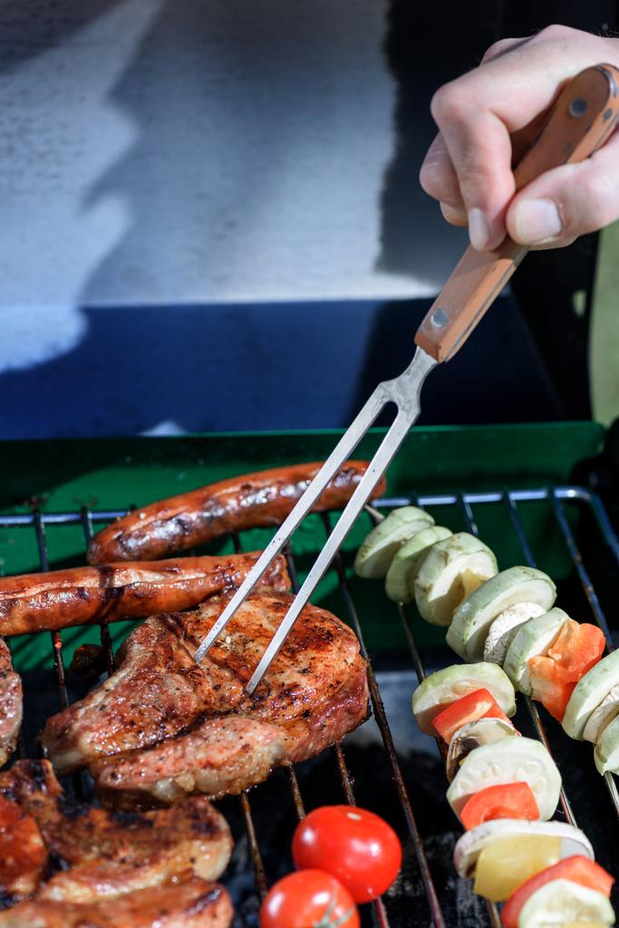 steak piquant à la main avec fourchette barbecue
 - Photo, image