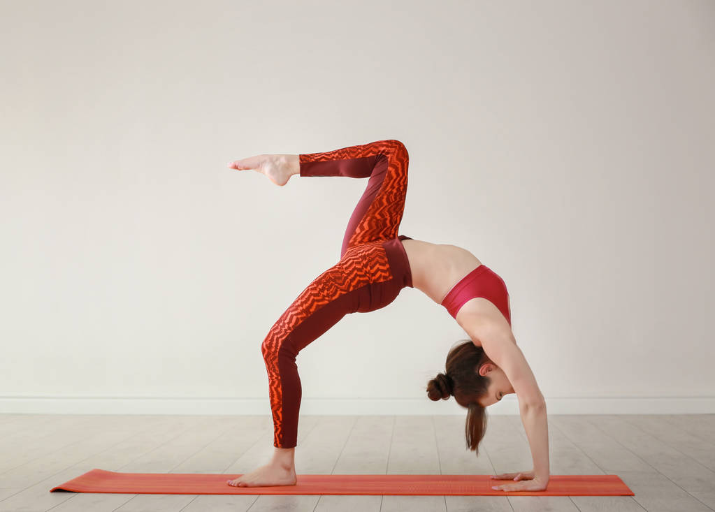 mujer practicando yoga  - Foto, Imagen
