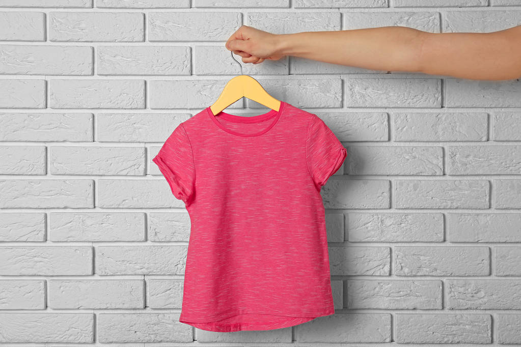 leere Farbe T-Shirt gegen Ziegelwand - Foto, Bild