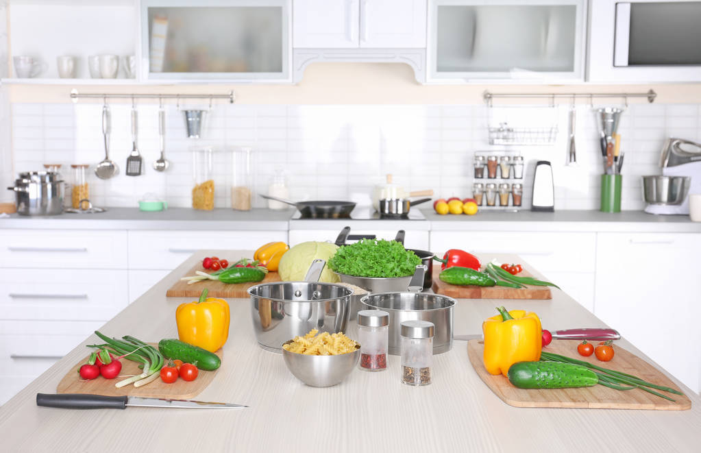 Frisches Gemüse und Utensilien für Kochkurse auf Holztisch - Foto, Bild