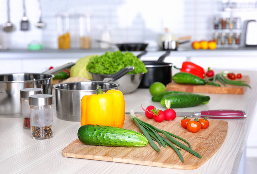 Verdure e utensili freschi per corsi di cucina su tavola di legno
 - Foto, immagini
