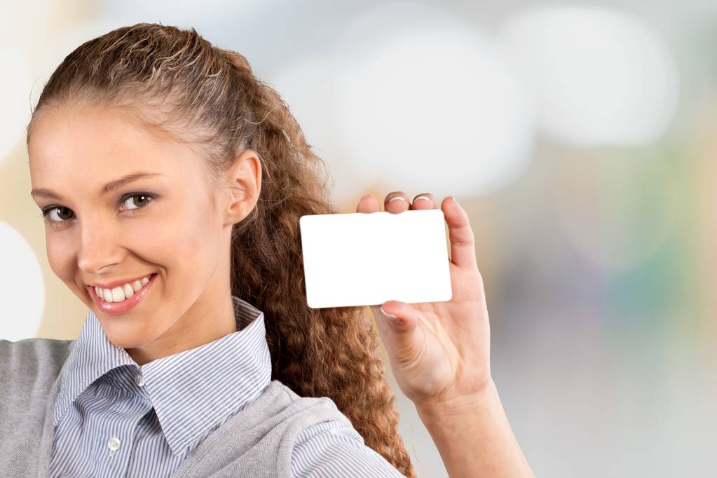 クレジットカードを持っている女性 - 写真・画像
