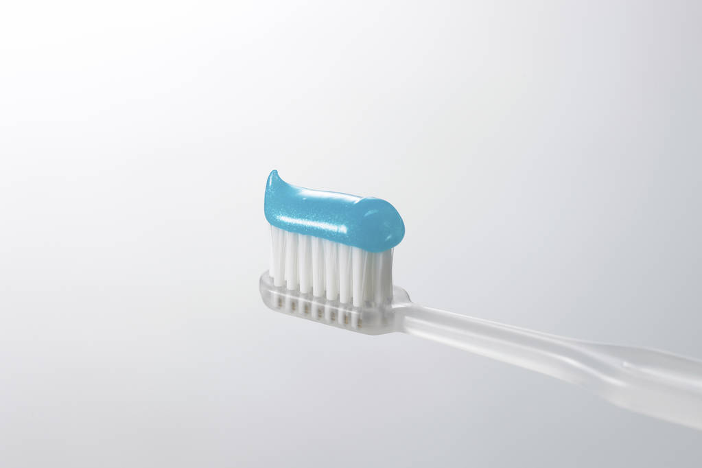 diş fırçası üzerinde mavi diş macunu - Fotoğraf, Görsel