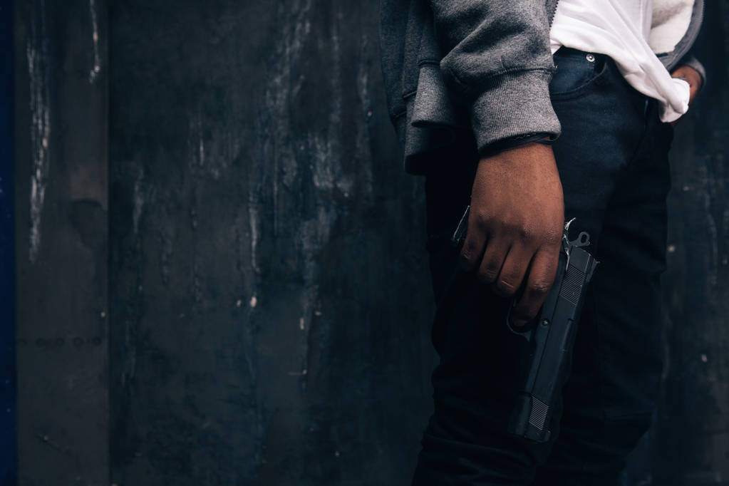 Неузнаваемый вооруженный черный насильник крупным планом
 - Фото, изображение