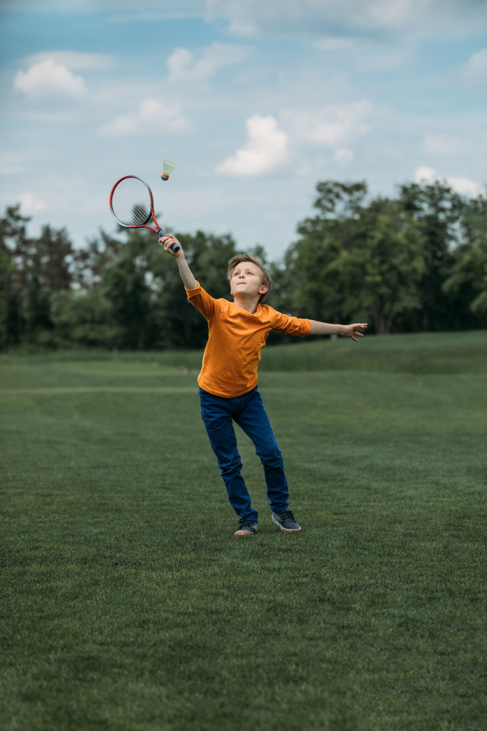 Garçon jouant au badminton
 - Photo, image