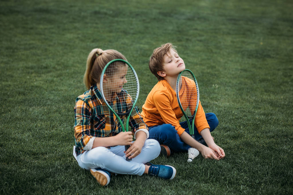 unavený sourozenci s badmintonové rakety - Fotografie, Obrázek