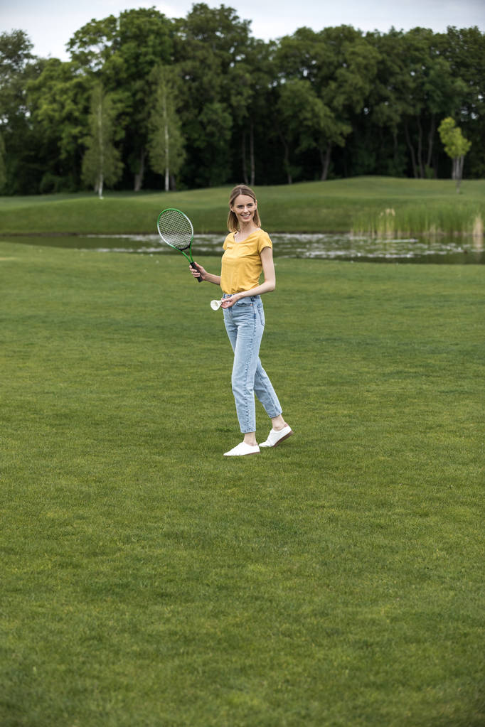 Frau spielt Badminton - Foto, Bild