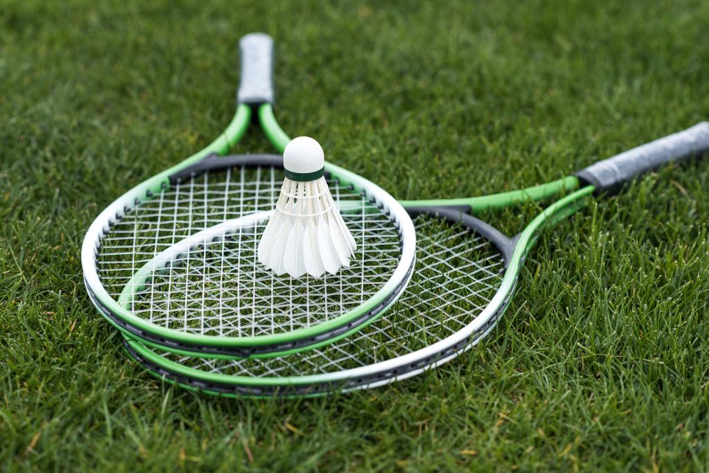 Shuttle op badminton rackets - Foto, afbeelding