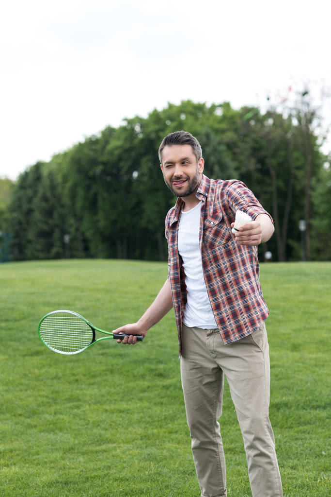 Mann spielt Badminton  - Foto, Bild