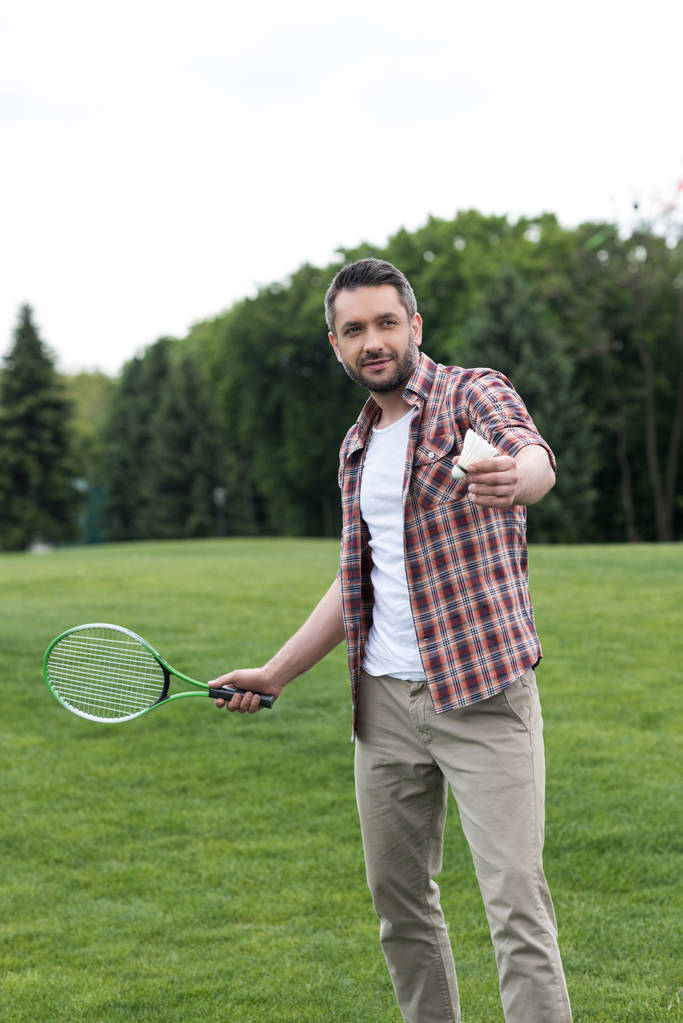 Homem a jogar badminton
  - Foto, Imagem
