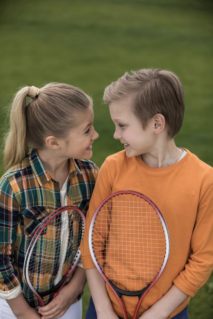 Hermanos con raquetas de bádminton
  - Foto, imagen