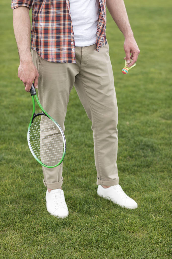 Homme jouant au badminton
  - Photo, image