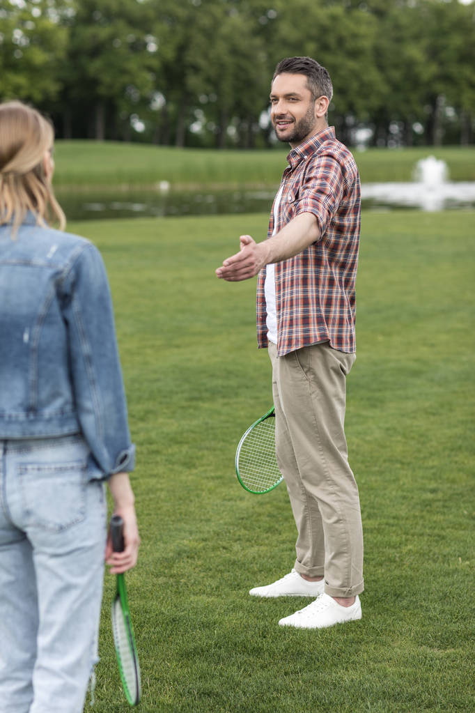 Casal jogando badminton
 - Foto, Imagem