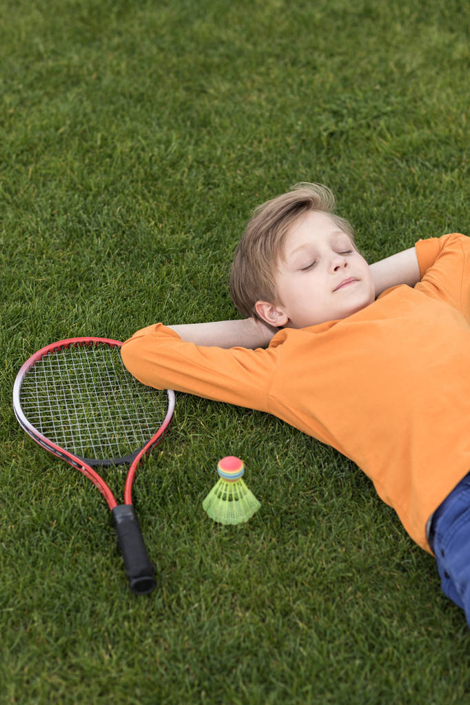 menino com equipamento de badminton
  - Foto, Imagem