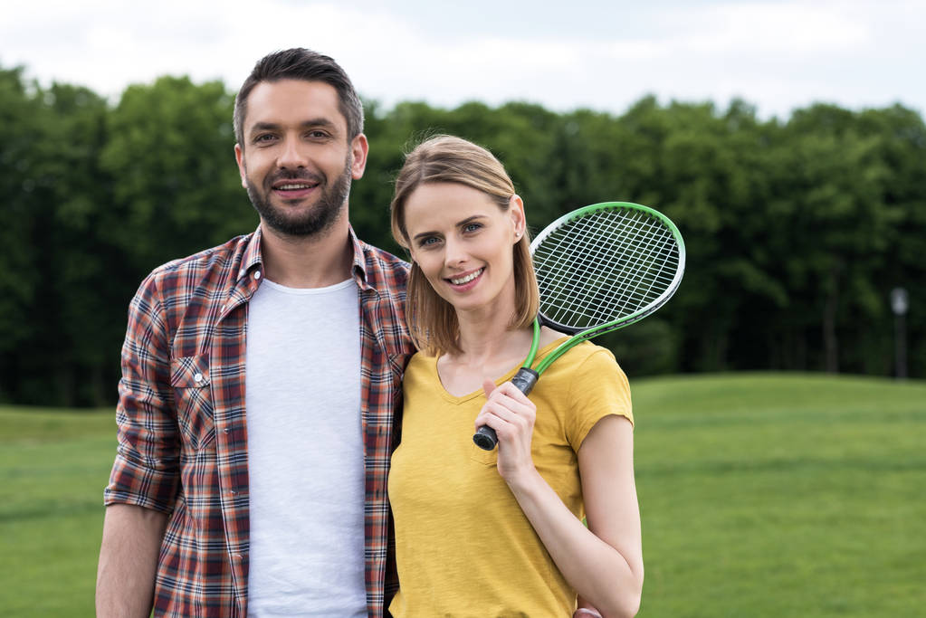 coppia con racchetta badminton
  - Foto, immagini