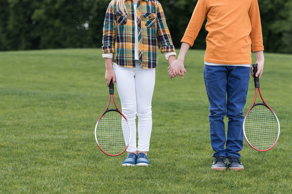 Kinderen met badminton rackets  - Foto, afbeelding