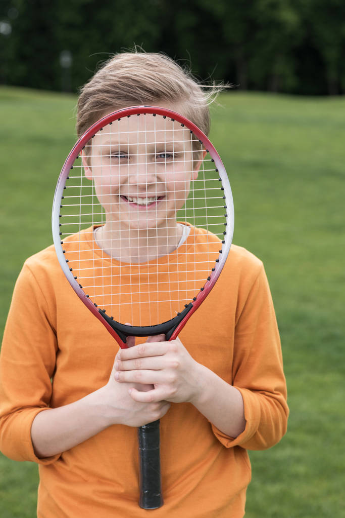 Junge mit Badmintonschläger  - Foto, Bild