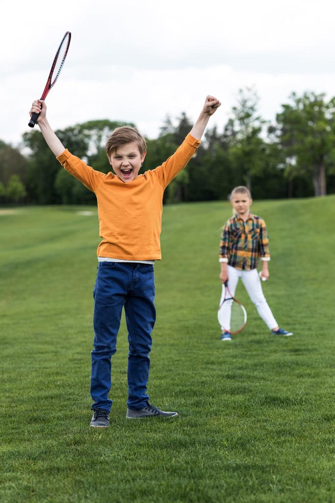 Дети с бадминтонными ракетками
  - Фото, изображение