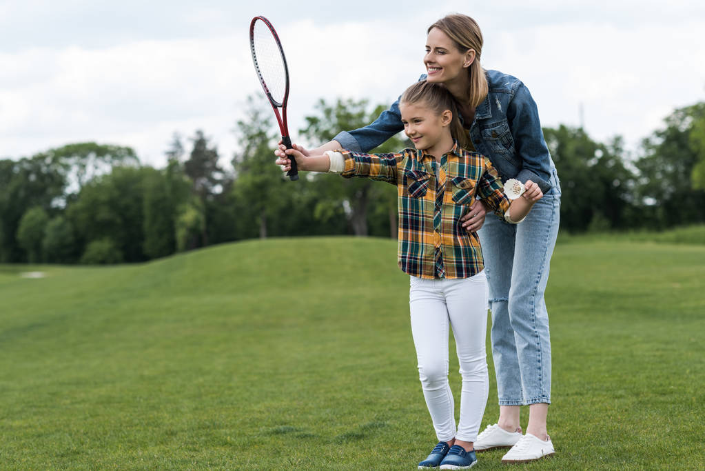 Matka i córka z badminton rakiety  - Zdjęcie, obraz