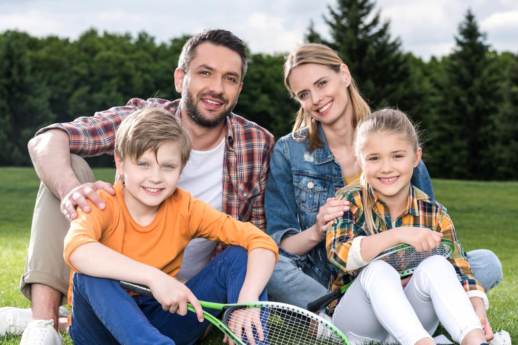 Glückliche Familie mit Badmintonschlägern  - Foto, Bild