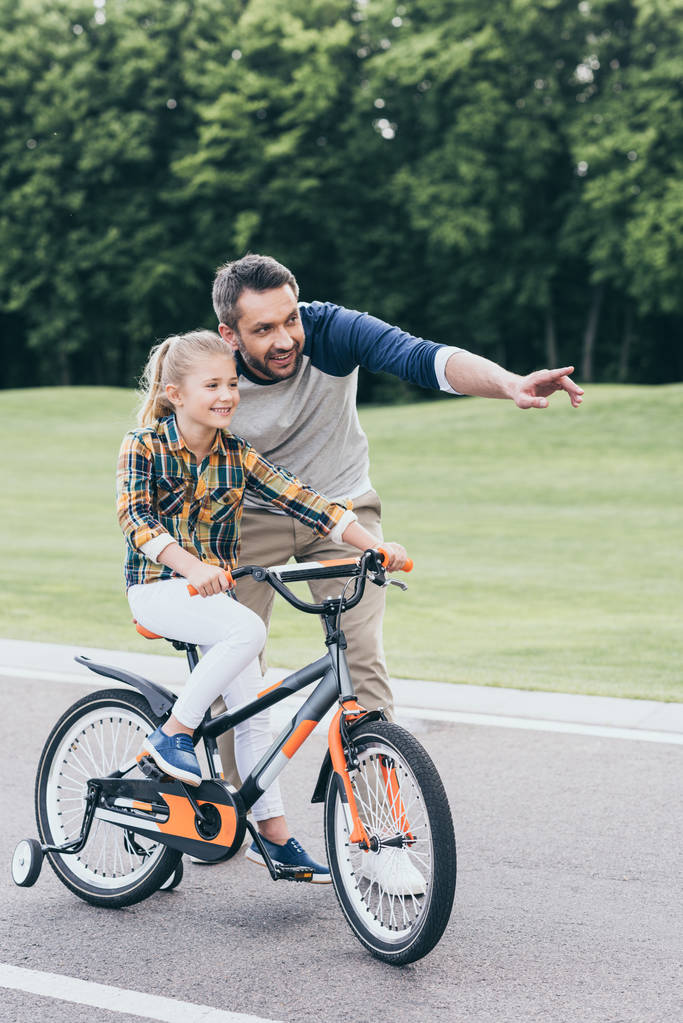 pai ensino menina andar de bicicleta
 - Foto, Imagem