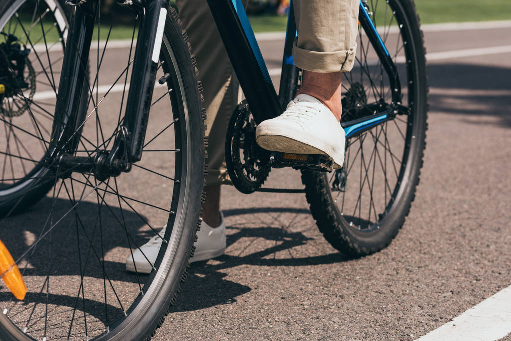 Bisiklete binen adam - Fotoğraf, Görsel