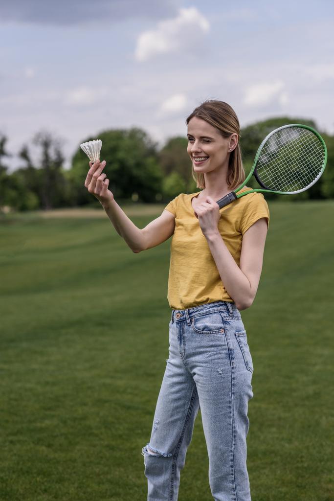 Vrouw met badminton racket en shuttle - Foto, afbeelding