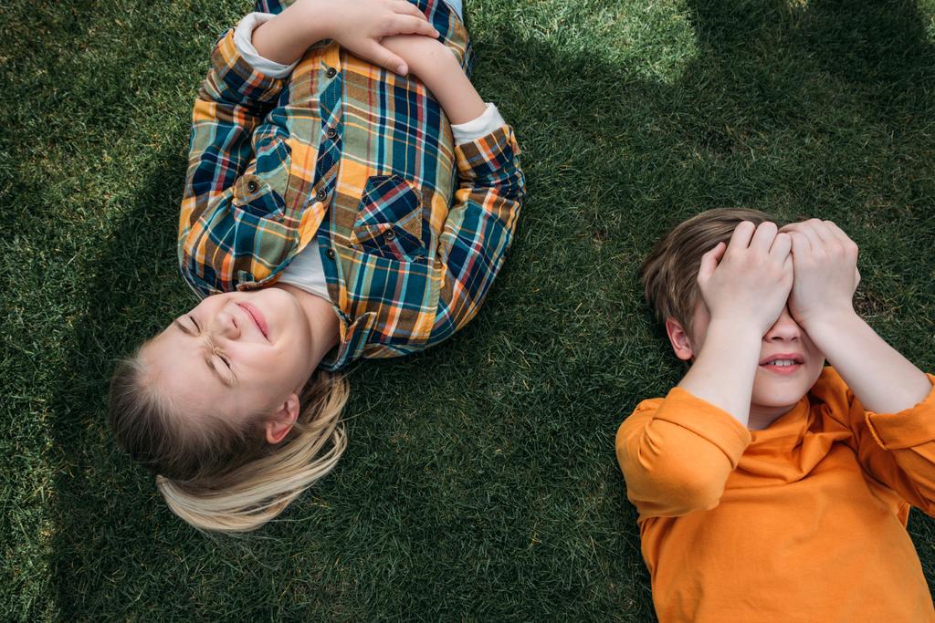 adorables enfants bronzer tout en étant couché sur l'herbe
 - Photo, image