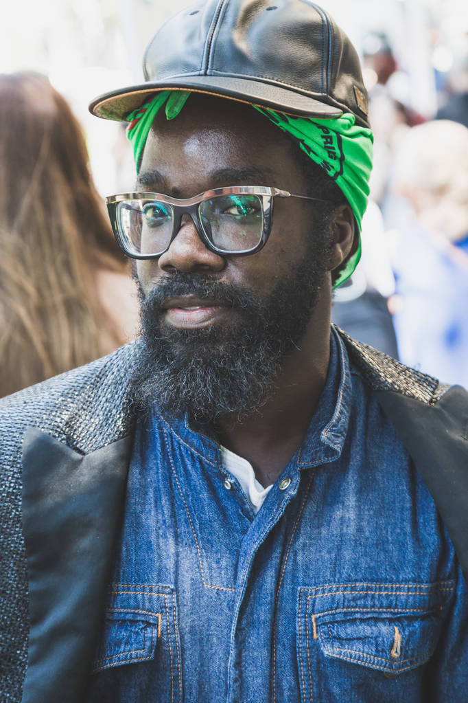 Uomo alla moda alla settimana della moda maschile di Milano
 - Foto, immagini