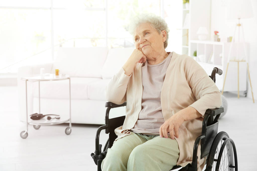 ältere Frau im Rollstuhl - Foto, Bild