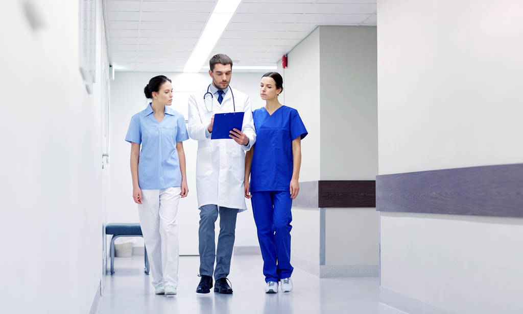 groep van artsen in het ziekenhuis met Klembord - Foto, afbeelding