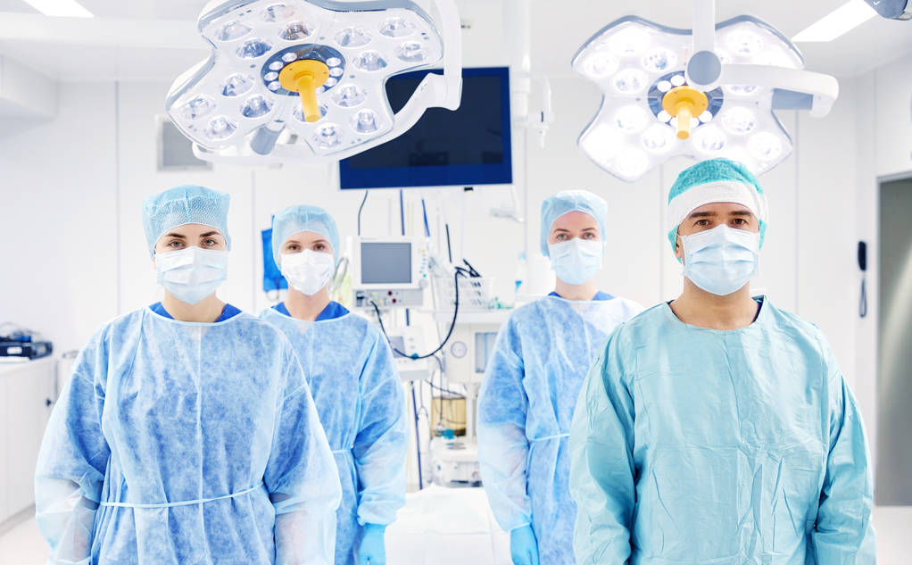 группа хирургов в операционной в больнице
 - Фото, изображение
