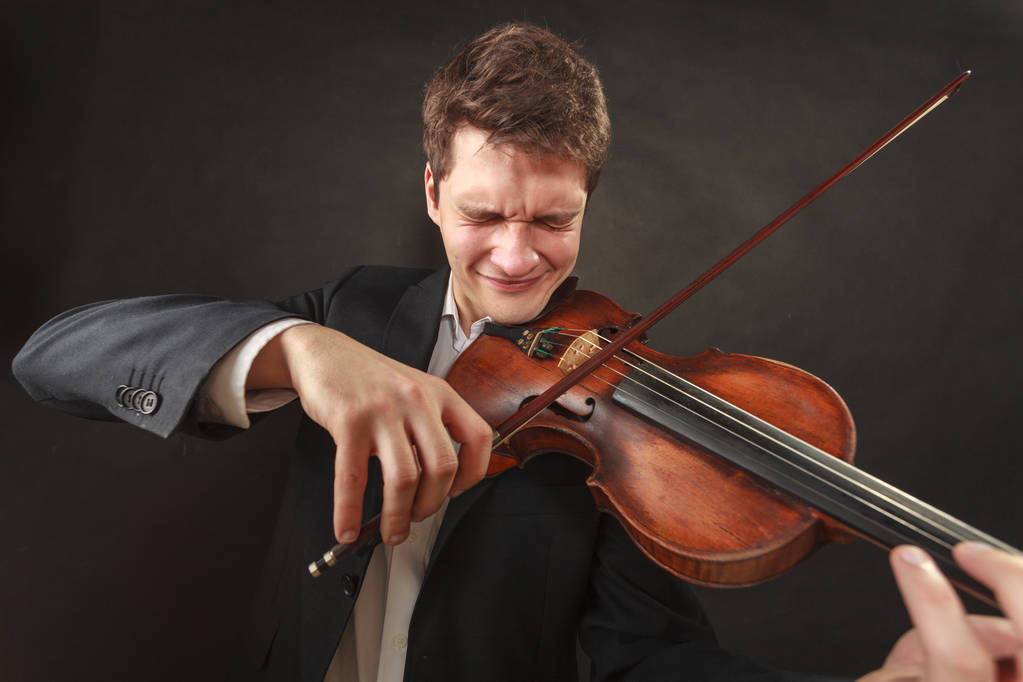 Człowiek grający na skrzypcach wykazujący emocje i ekspresję - Zdjęcie, obraz
