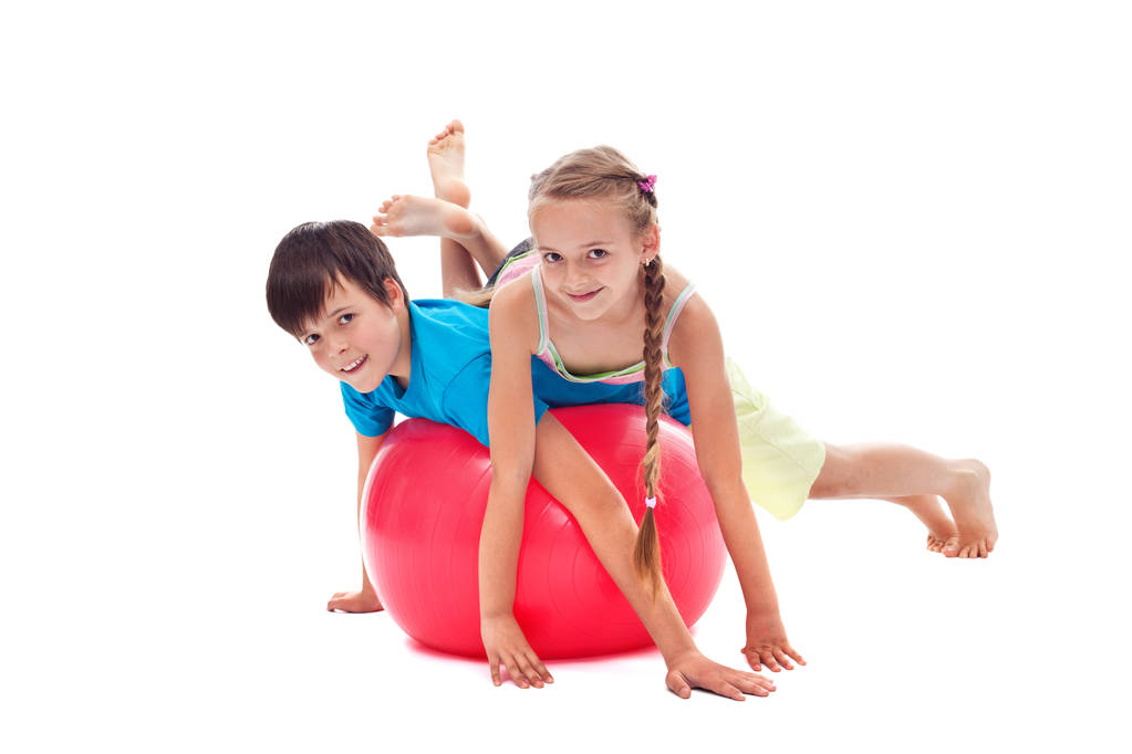 Дети веселятся с большим гимнастическим резиновым мячом
 - Фото, изображение