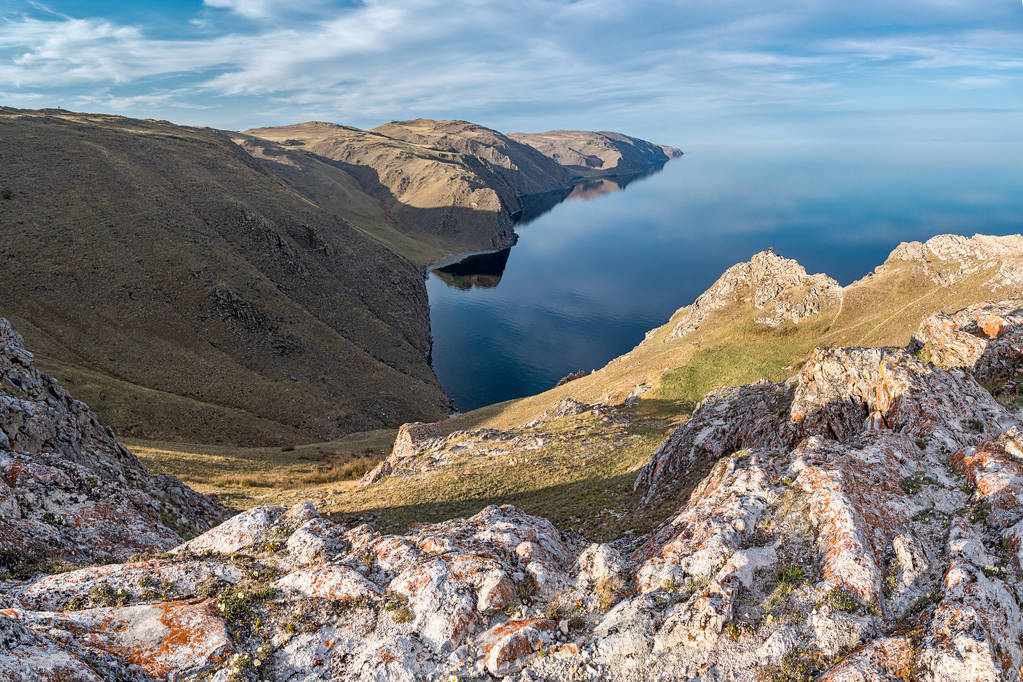 Hermosa vista de la bahía de Aya, lago Baikal
 - Foto, Imagen