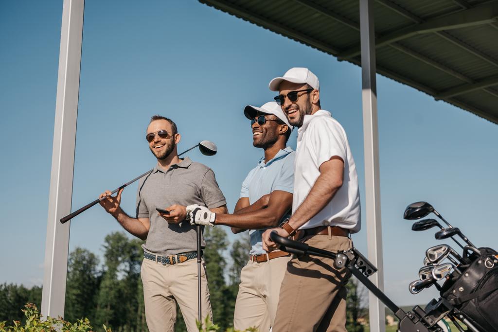 Männer spielen Golf  - Foto, Bild