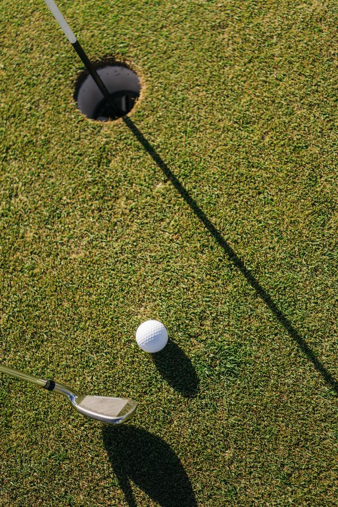 Golfschläger und Ball - Foto, Bild