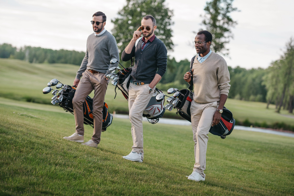 Golfistas en campo de golf
  - Foto, imagen