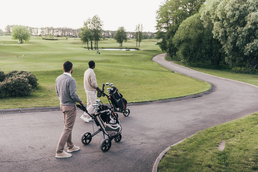 Mannen met golfclubs in zakken  - Foto, afbeelding