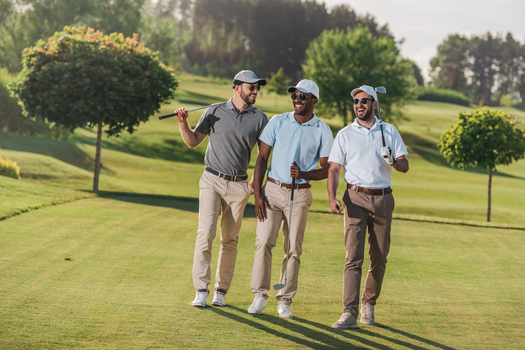 Golf oynarken erkekler  - Fotoğraf, Görsel