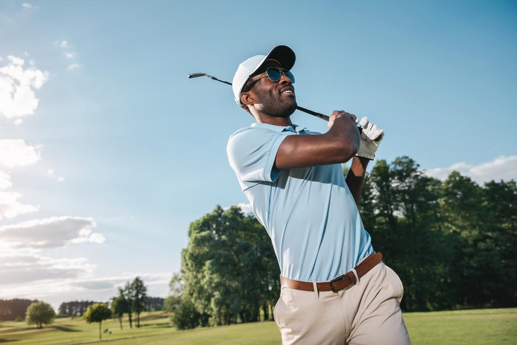 Hombre jugando al golf
  - Foto, imagen